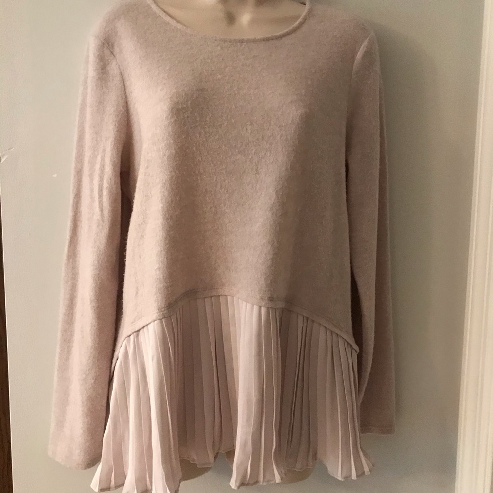 Lauren Conrad Pleated Bottom sweater EUC